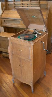 VICTROLA FLOOR MODEL DISC PHON