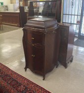 VICTROLA MAHOGANY FLOOR PHONOG