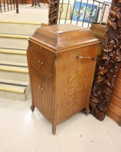 VICTROLA OAK FLOOR-CASE DISC P
