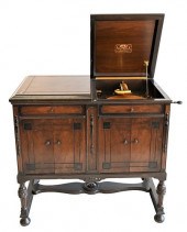 VICTROLA PHONOGRAPH WALNUT CAB