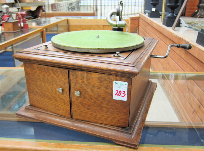 VICTROLA VI DISC PHONOGRAPH