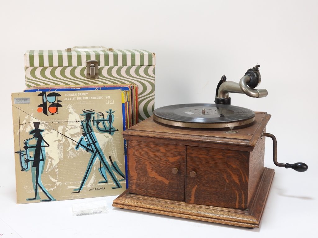 VICTROLA VV-IV PHONOGRAPH & RECORDS