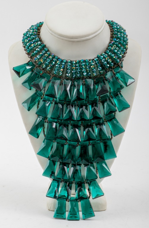 VILAIWAN ATTR. EMERALD TONE