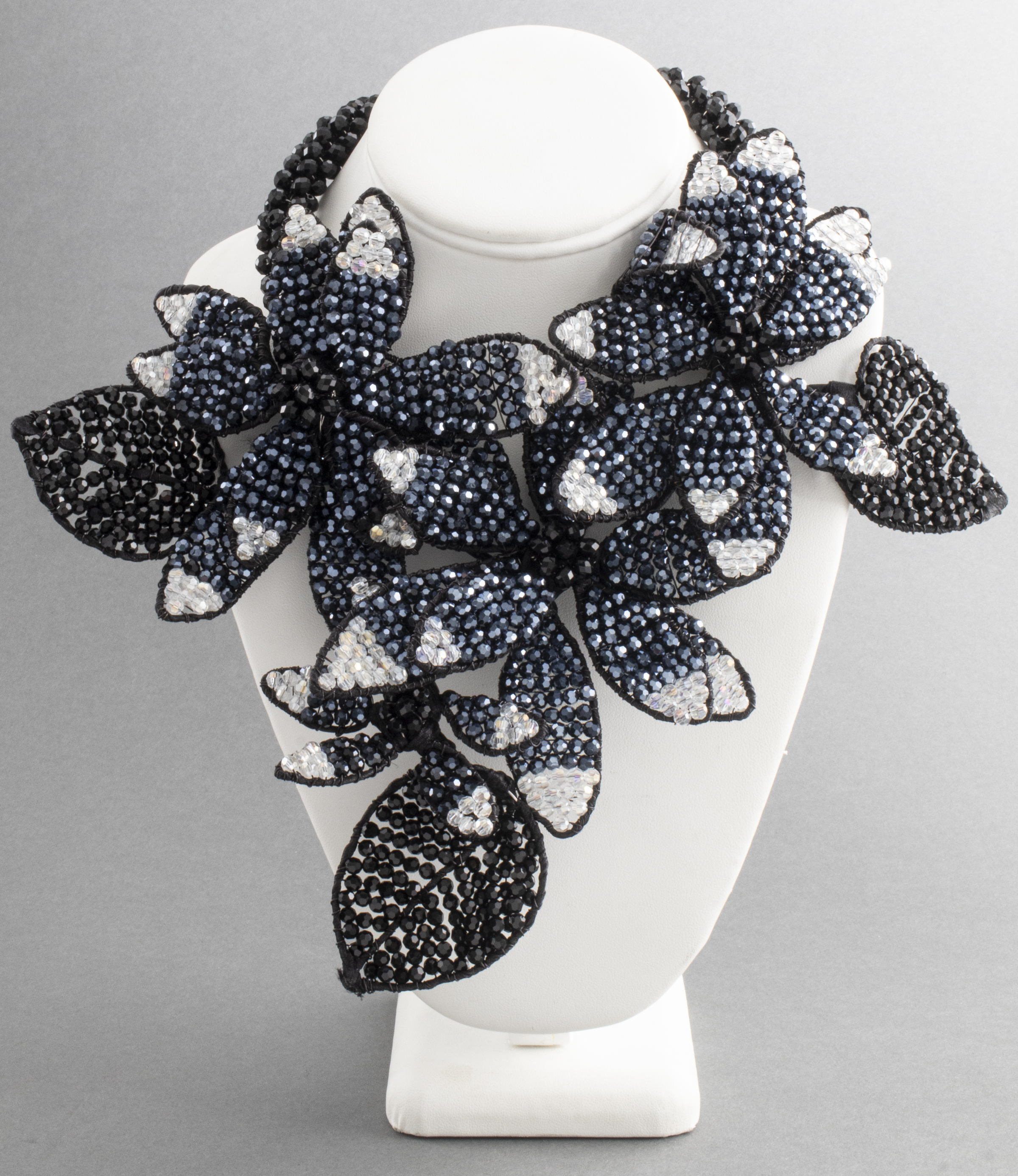 VILAIWAN BLACK AND CLEAR BEAD