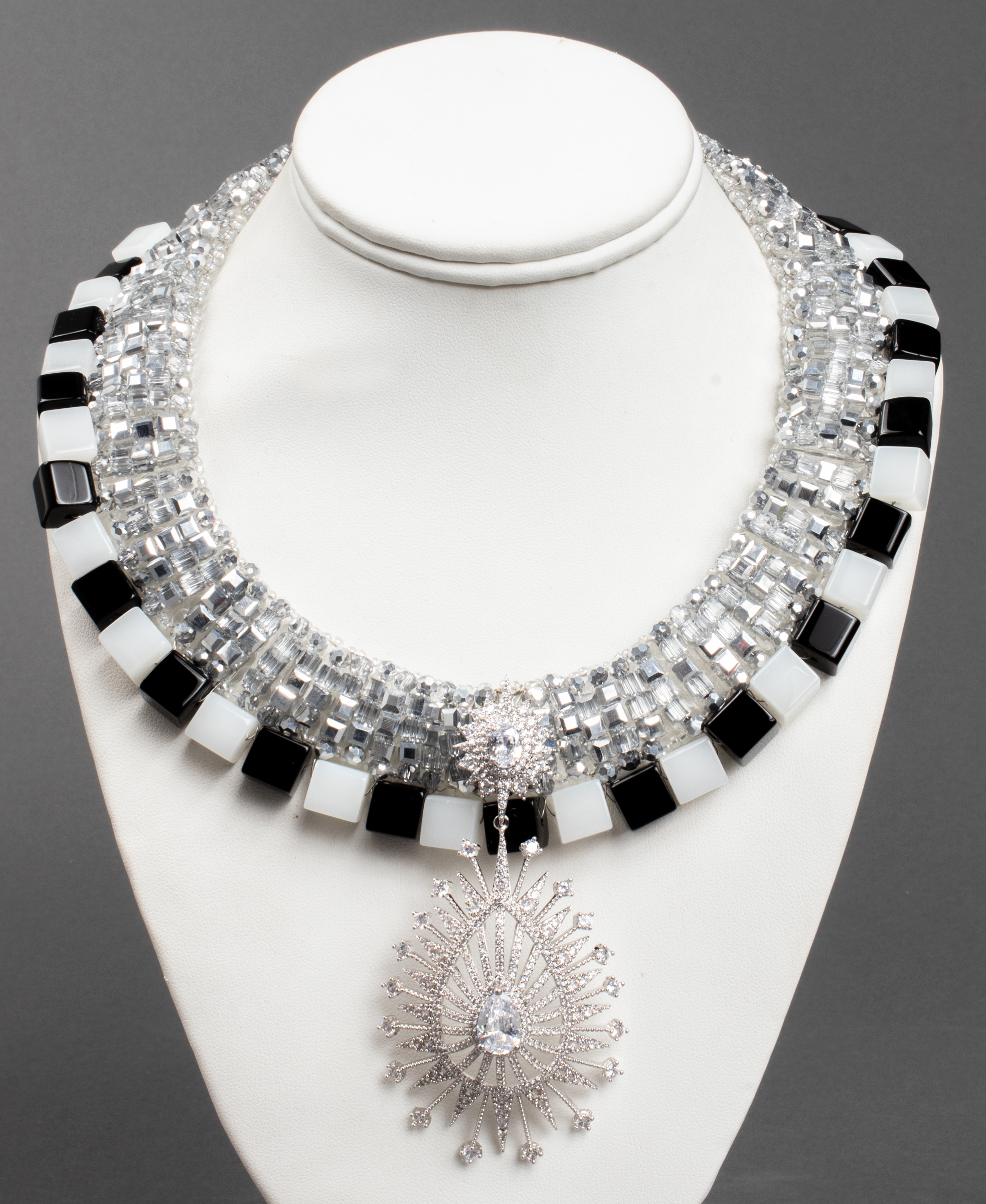 VILAIWAN BLACK & WHITE ONYX