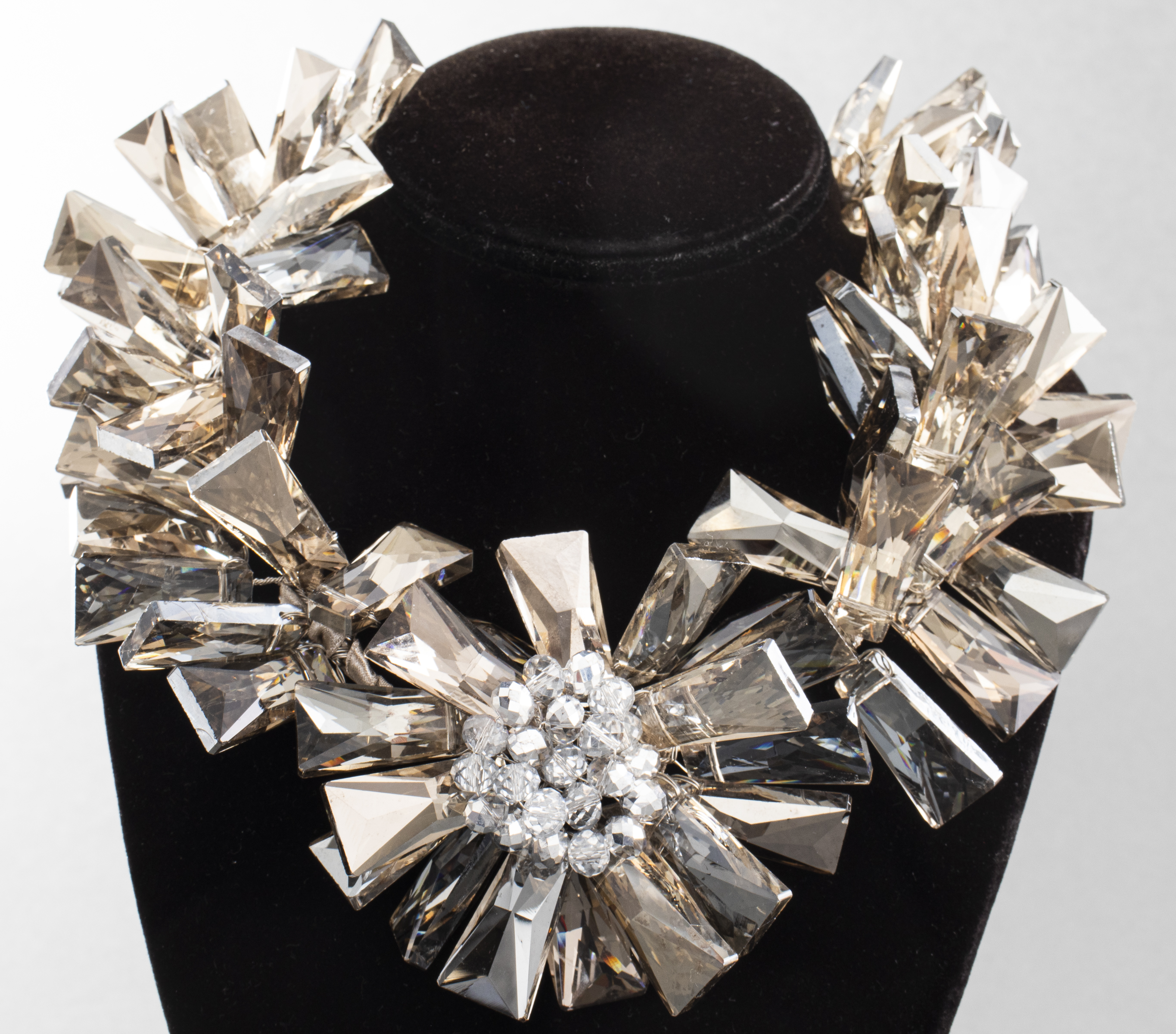 VILAIWAN GREY FLORAL CHOKER