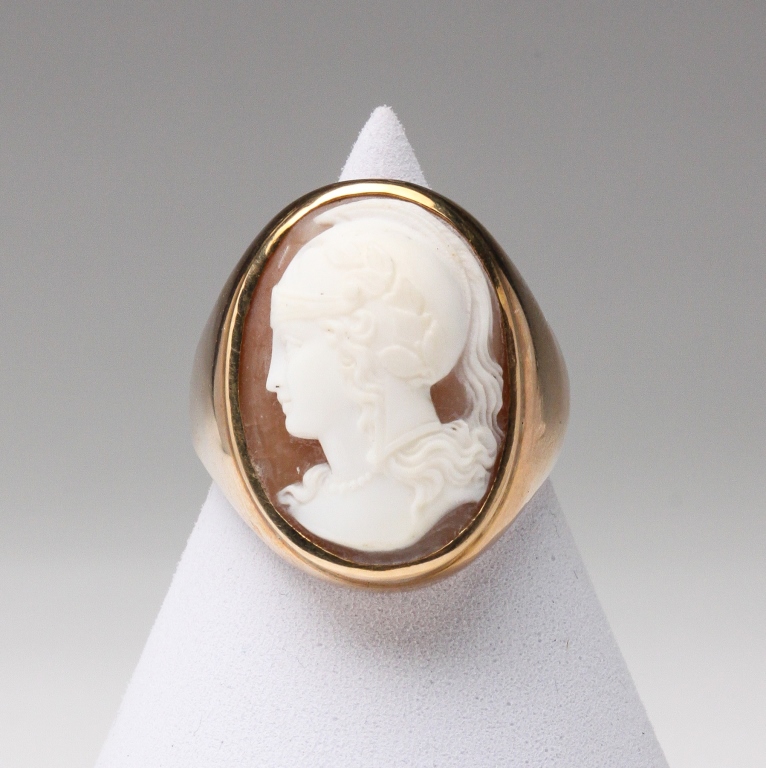 VINTAGE 10K CARVED CAMEO RING.