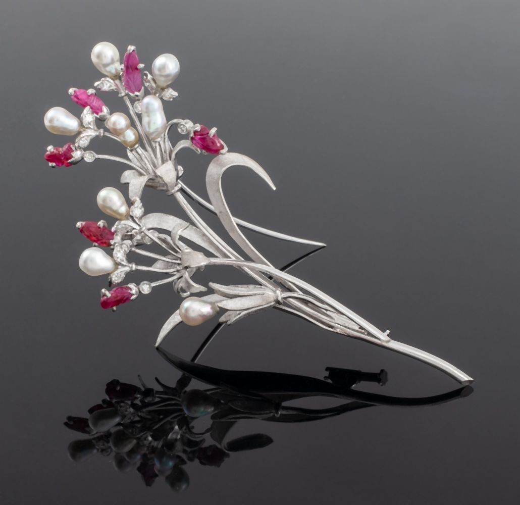 VINTAGE 14K DIAMOND CARVED RUBY