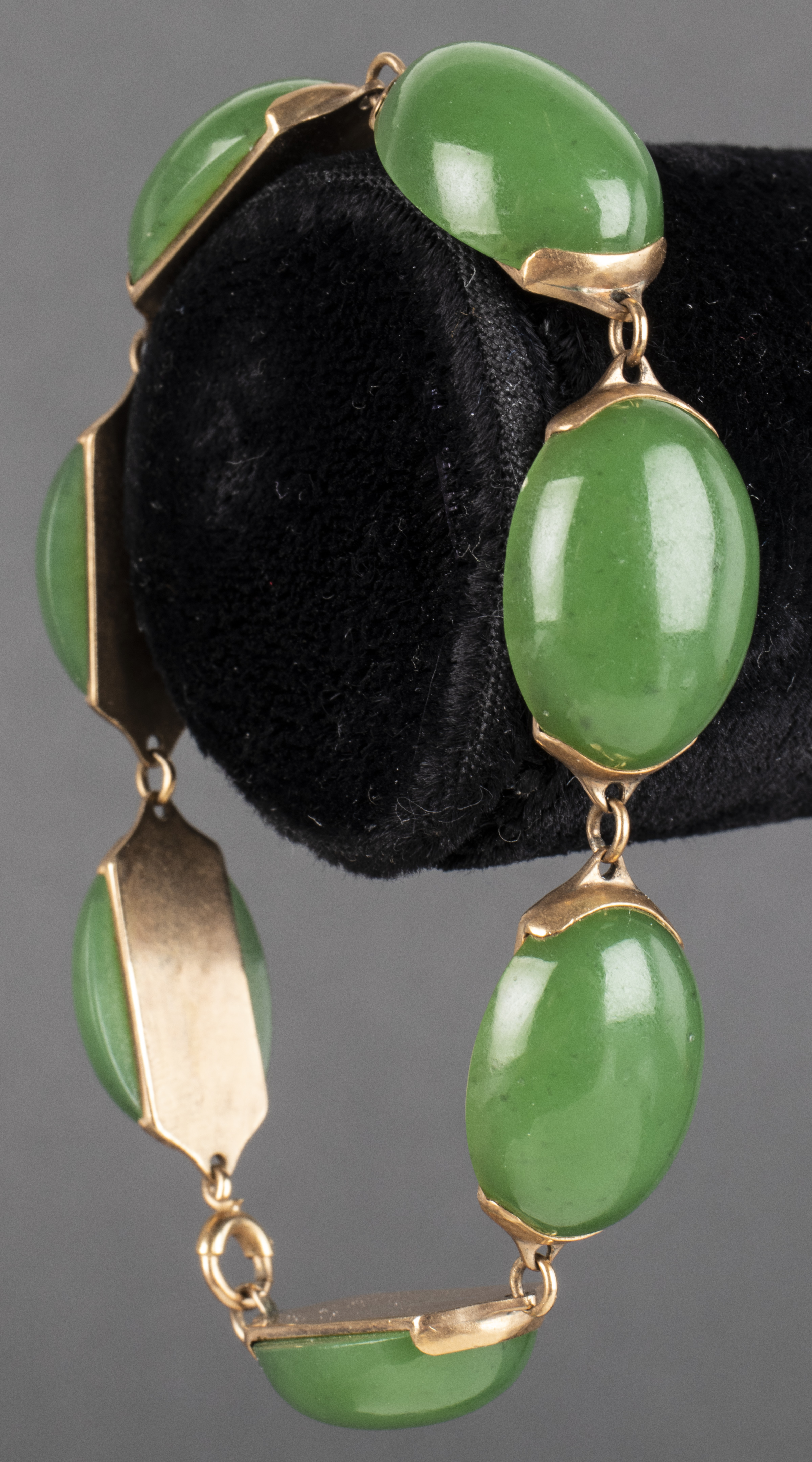 VINTAGE 14K YELLOW GOLD OVAL JADE