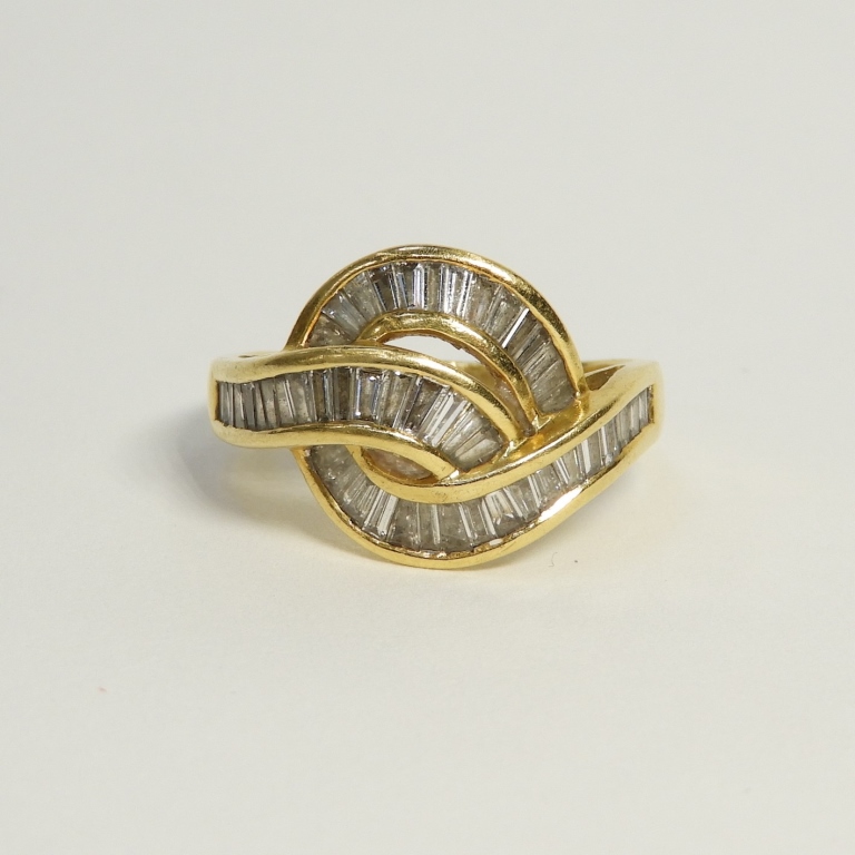 VINTAGE 18K GOLD & DIAMOND BAGUETTE