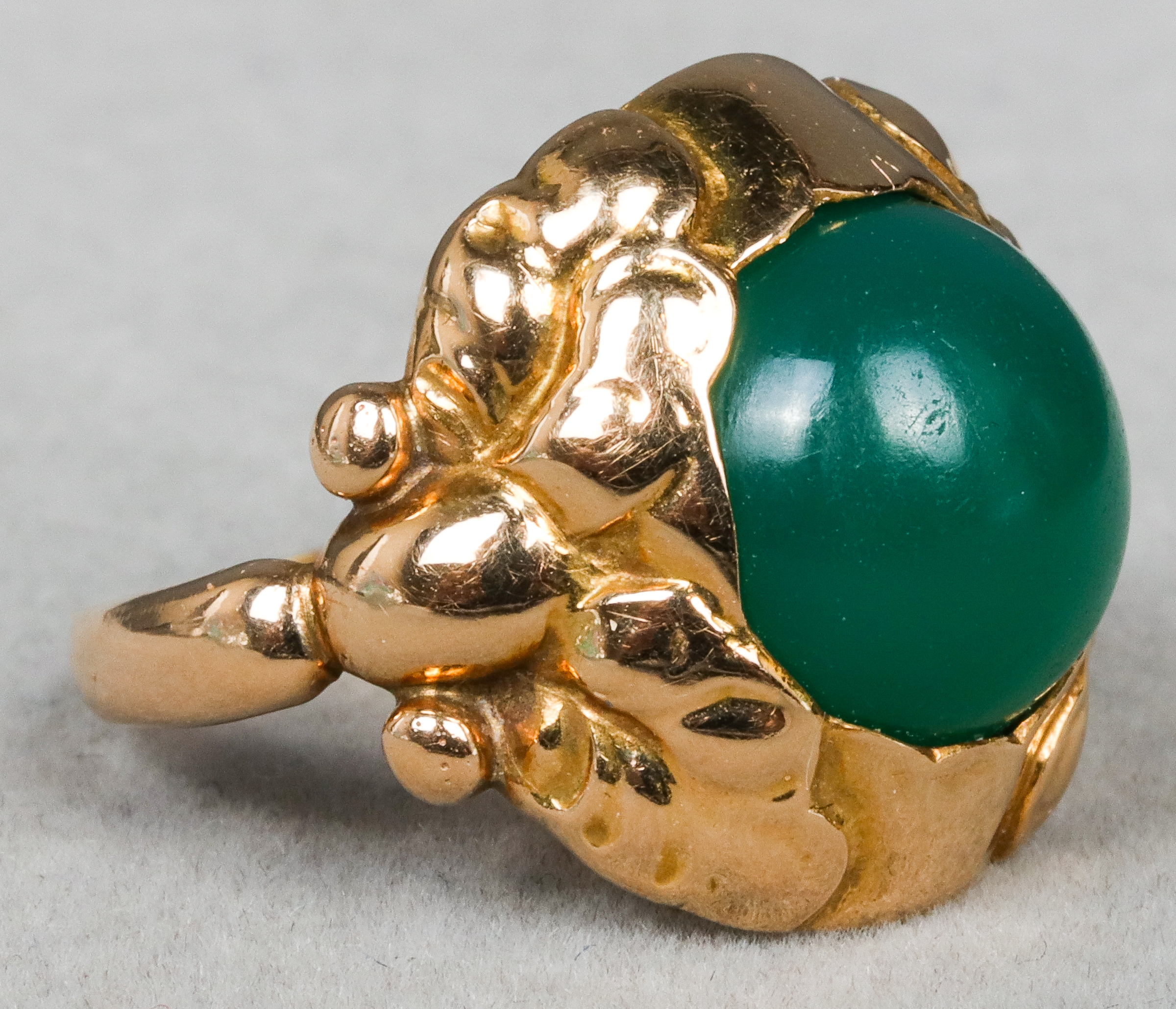 VINTAGE 18K YELLOW GOLD GREEN STONE
