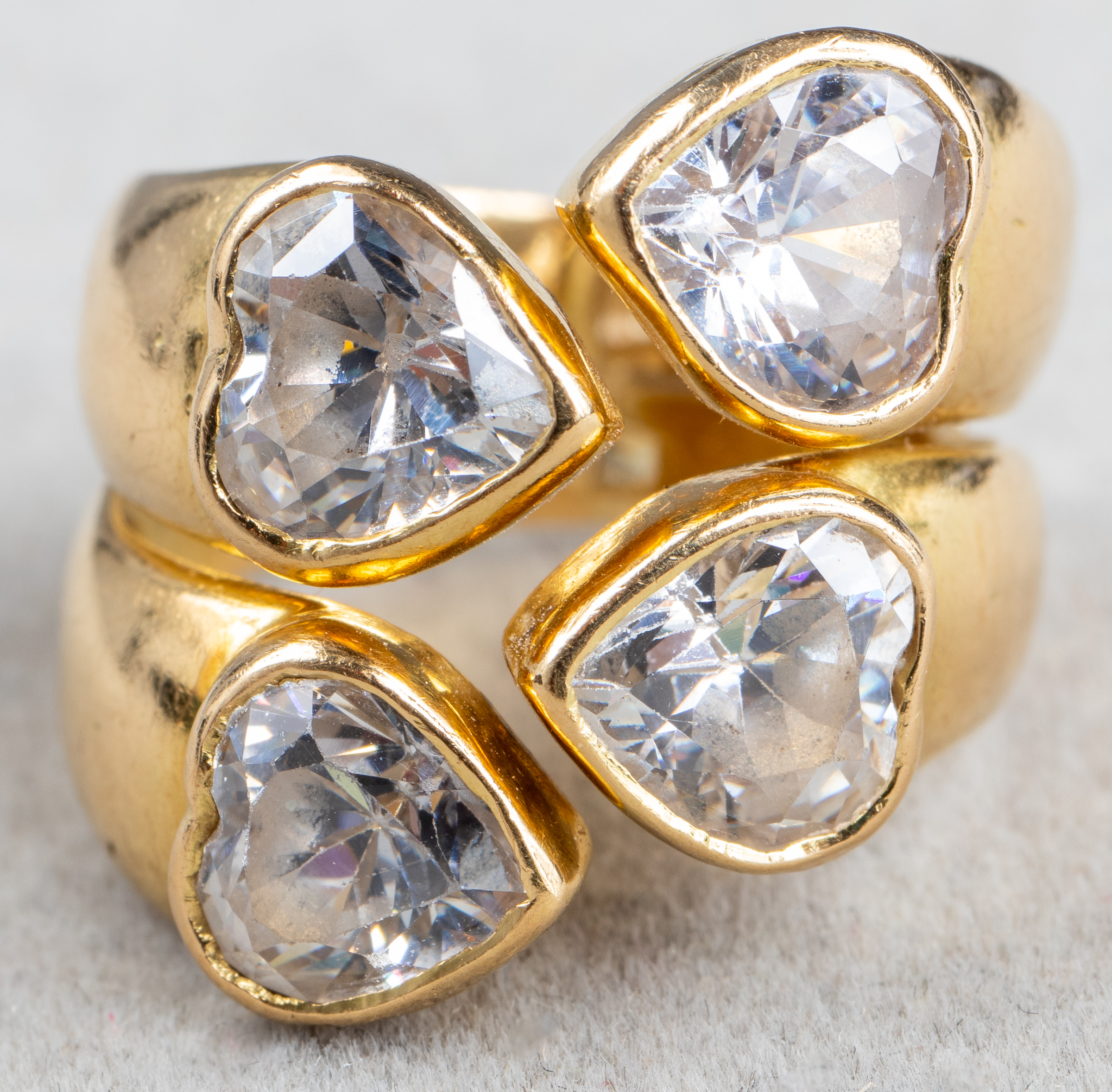 VINTAGE 18K YELLOW GOLD HEART CUBIC