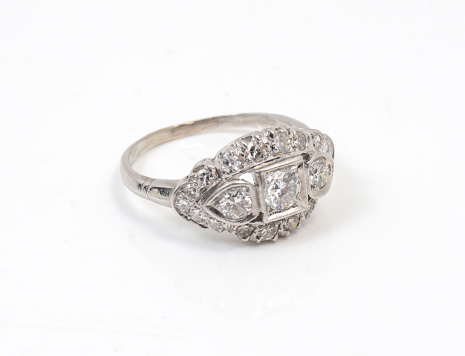 VINTAGE ART DECO PLATINUM DIAMOND
