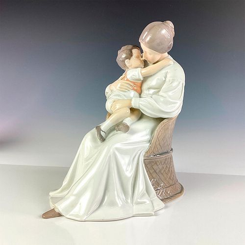 VINTAGE BING & GRONDAHL FIGURINE,