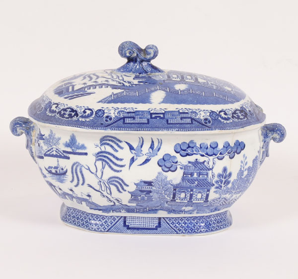 Vintage Blue Willow covered tureen;