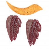 VINTAGE CARVED BAKELITE PIN AN