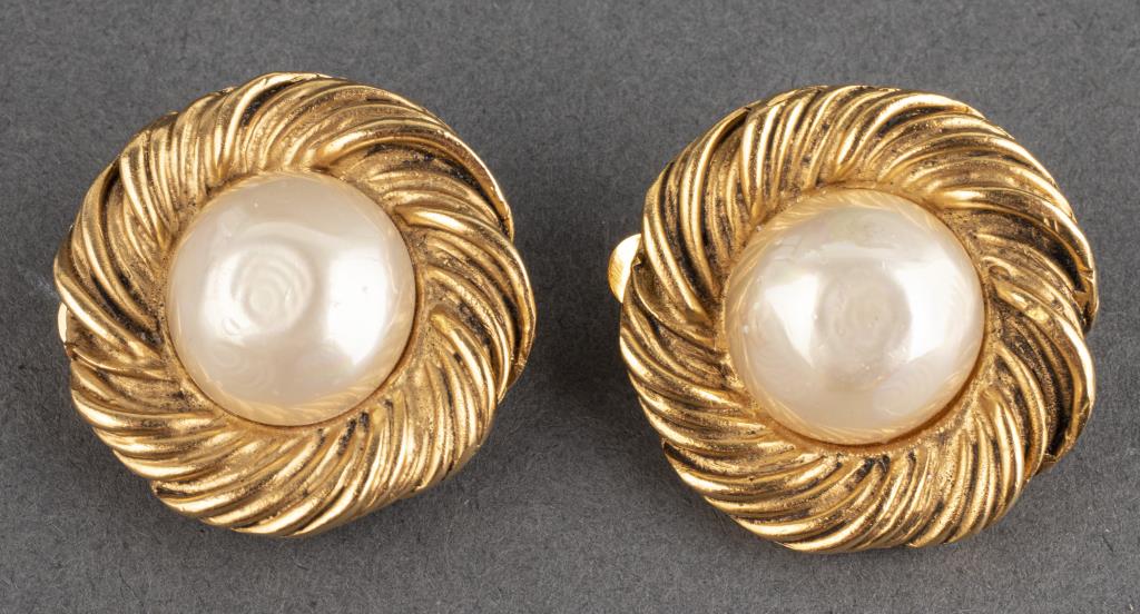 VINTAGE CHANEL FAUX BAROQUE PEARL