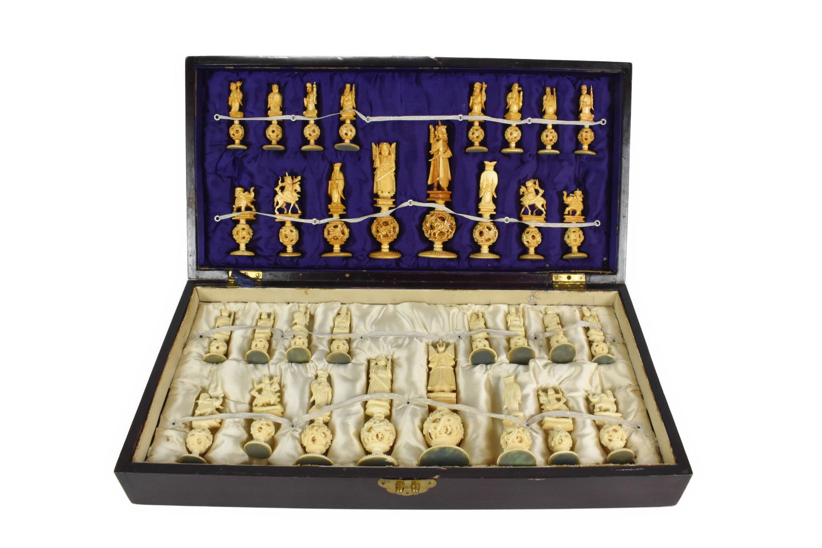 VINTAGE CHINESE CARVED CHESS SET IN