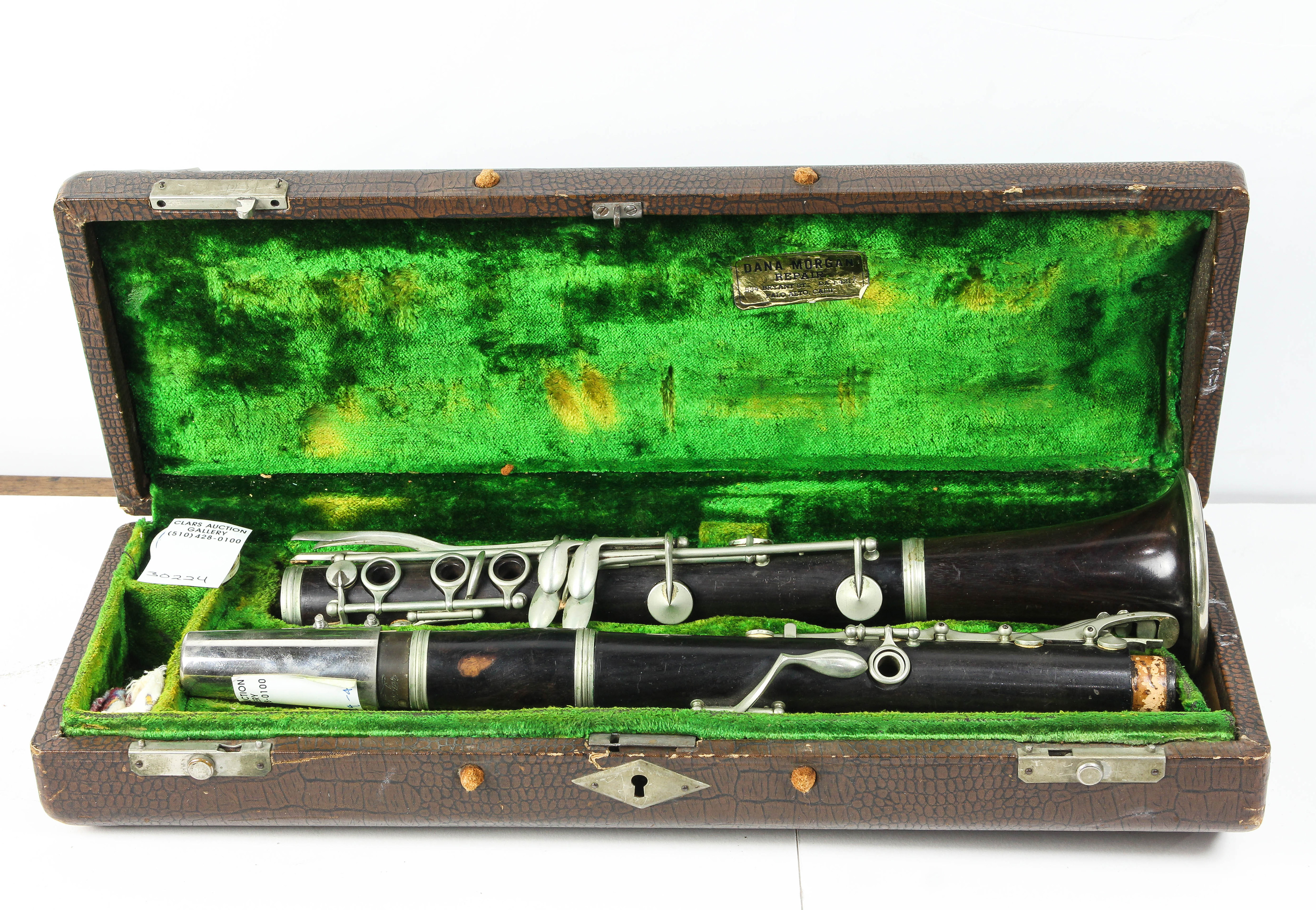 VINTAGE CLARINET WITH CARRYING CASE