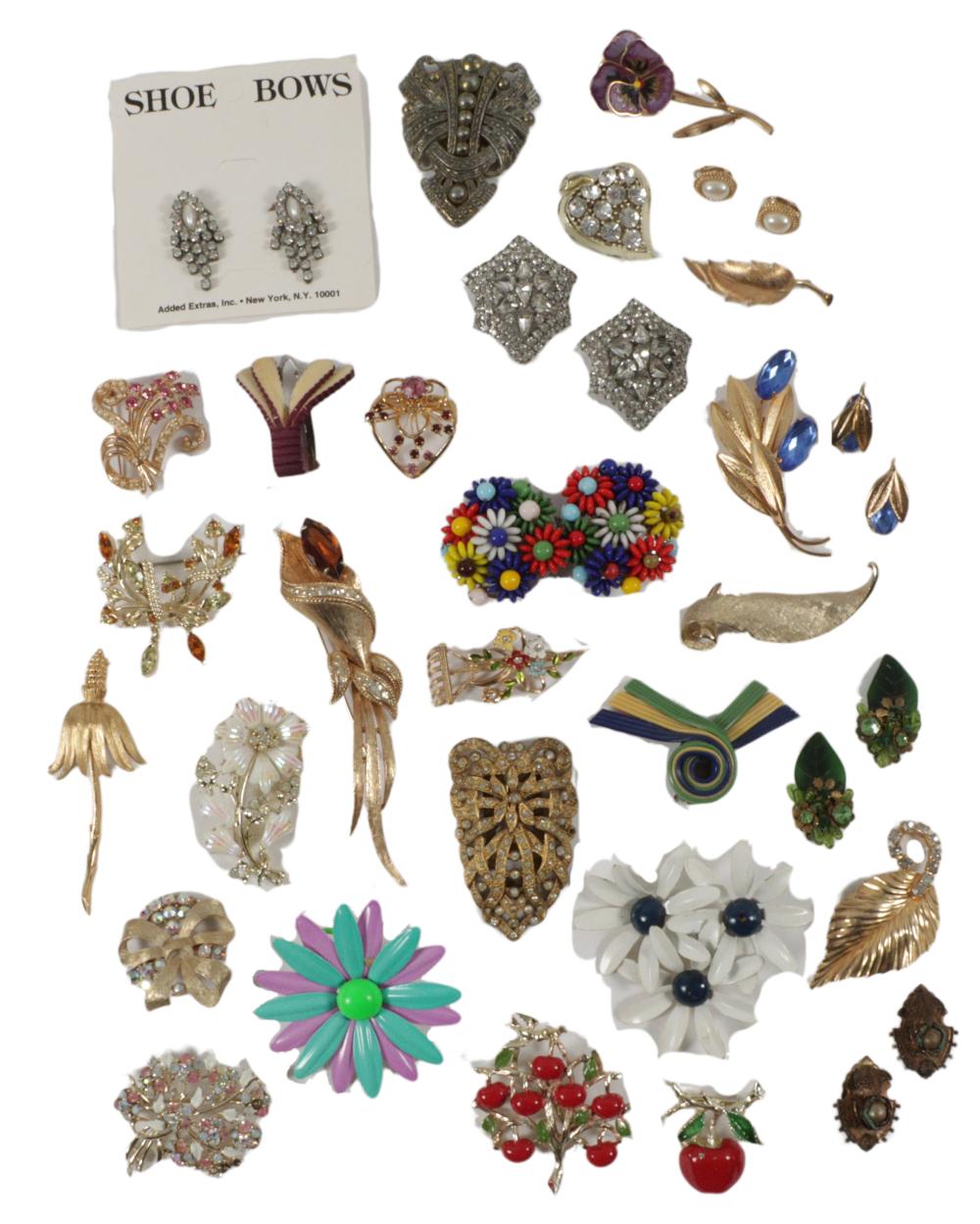 VINTAGE COSTUME JEWELRY GROUP