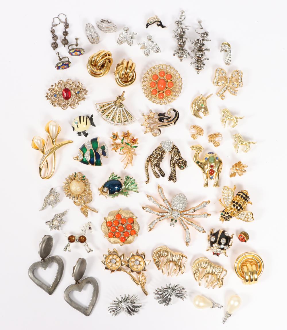 VINTAGE COSTUME JEWELRY GROUP, WITH