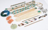 Vintage costume jewelry groupi