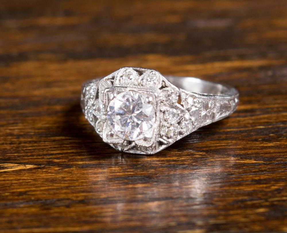 VINTAGE DIAMOND AND PLATINUM RING