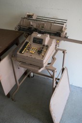 VINTAGE ELECTRIC CALCULATOR ON