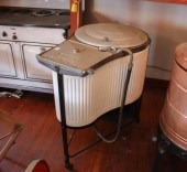 VINTAGE ELECTRIC WASHING MACHI