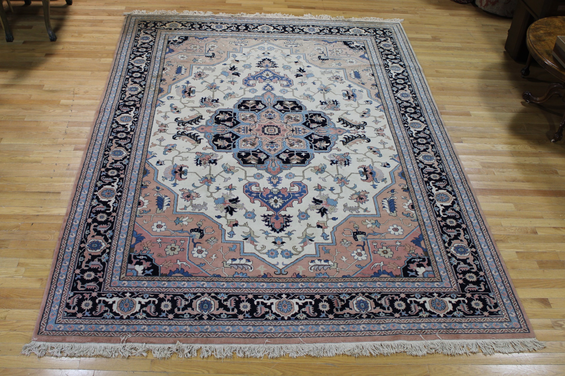 VINTAGE & FINELY HAND WOVEN CARPET.