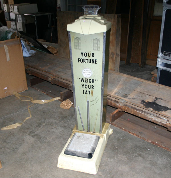 Vintage fortune coin scale, "Weigh"