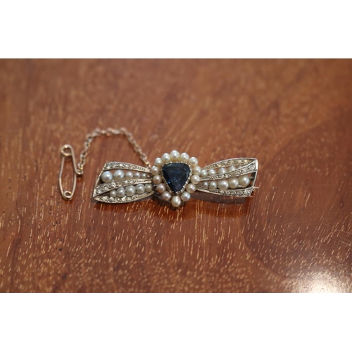 Vintage gold bow brooch set with