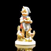 VINTAGE HUMMEL GOEBEL FIGURINE