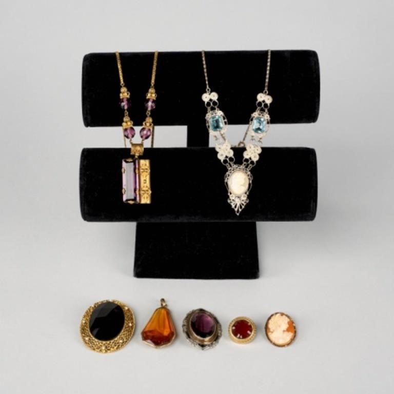 VINTAGE JEWELLERYA lot of vintage