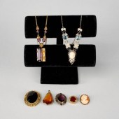 VINTAGE JEWELLERYA lot of vint