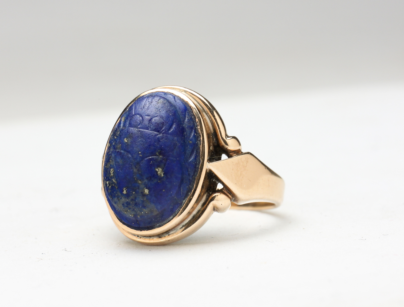 VINTAGE LAPIS LAZULI SCARAB RING.
