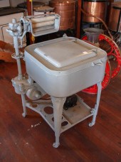 VINTAGE MAYTAG ELECTRIC WASHIN
