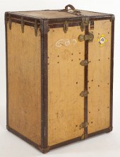Vintage Oshkosh Trunkwith sten