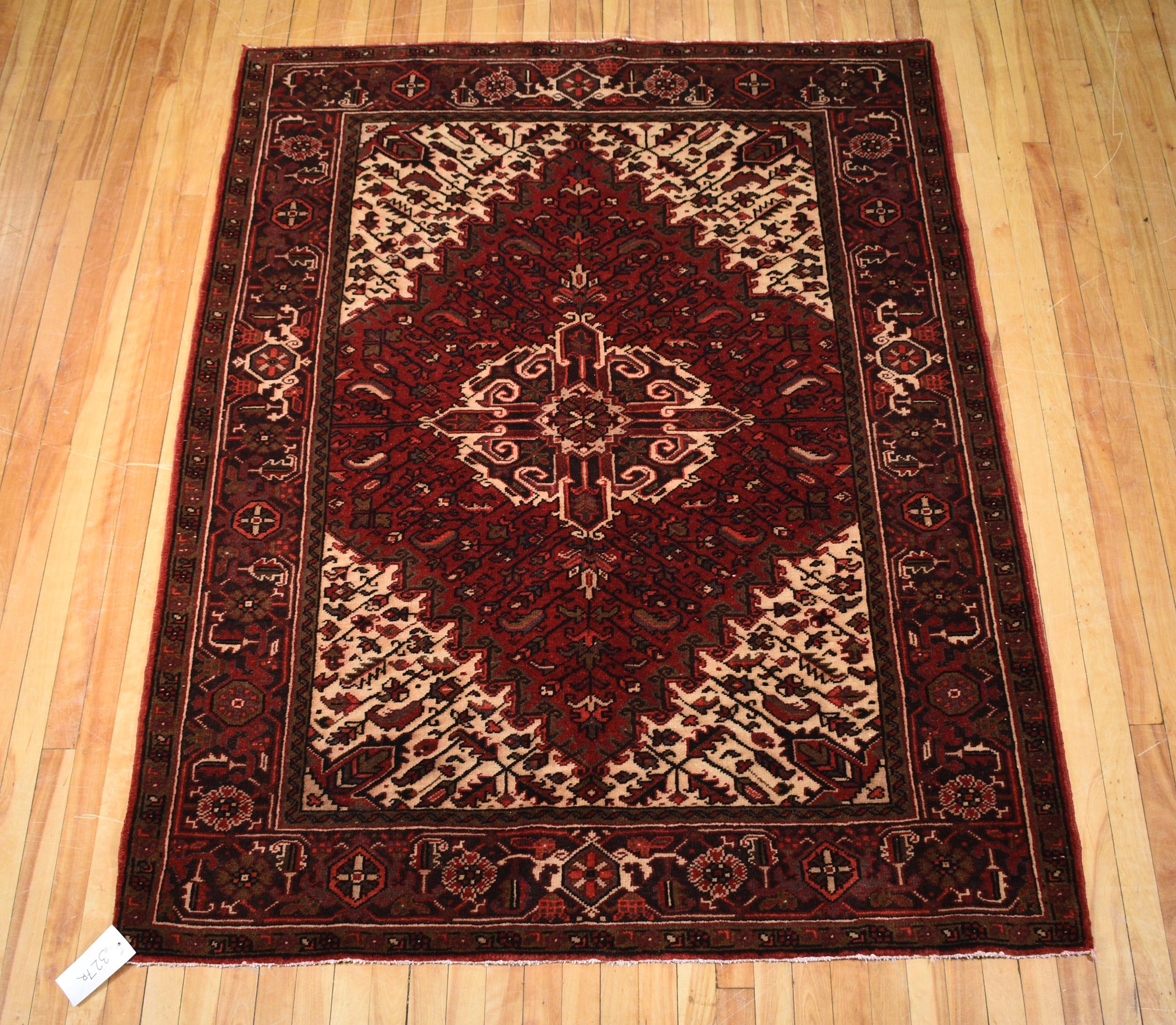 VINTAGE PERSIAN HERIZ RUG, 5' X