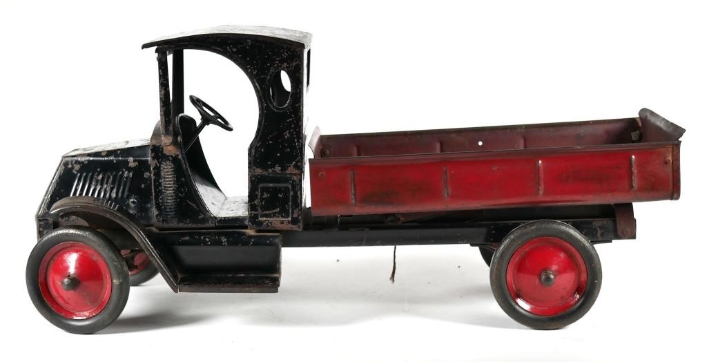 VINTAGE PRESSED STEEL BULLDOG