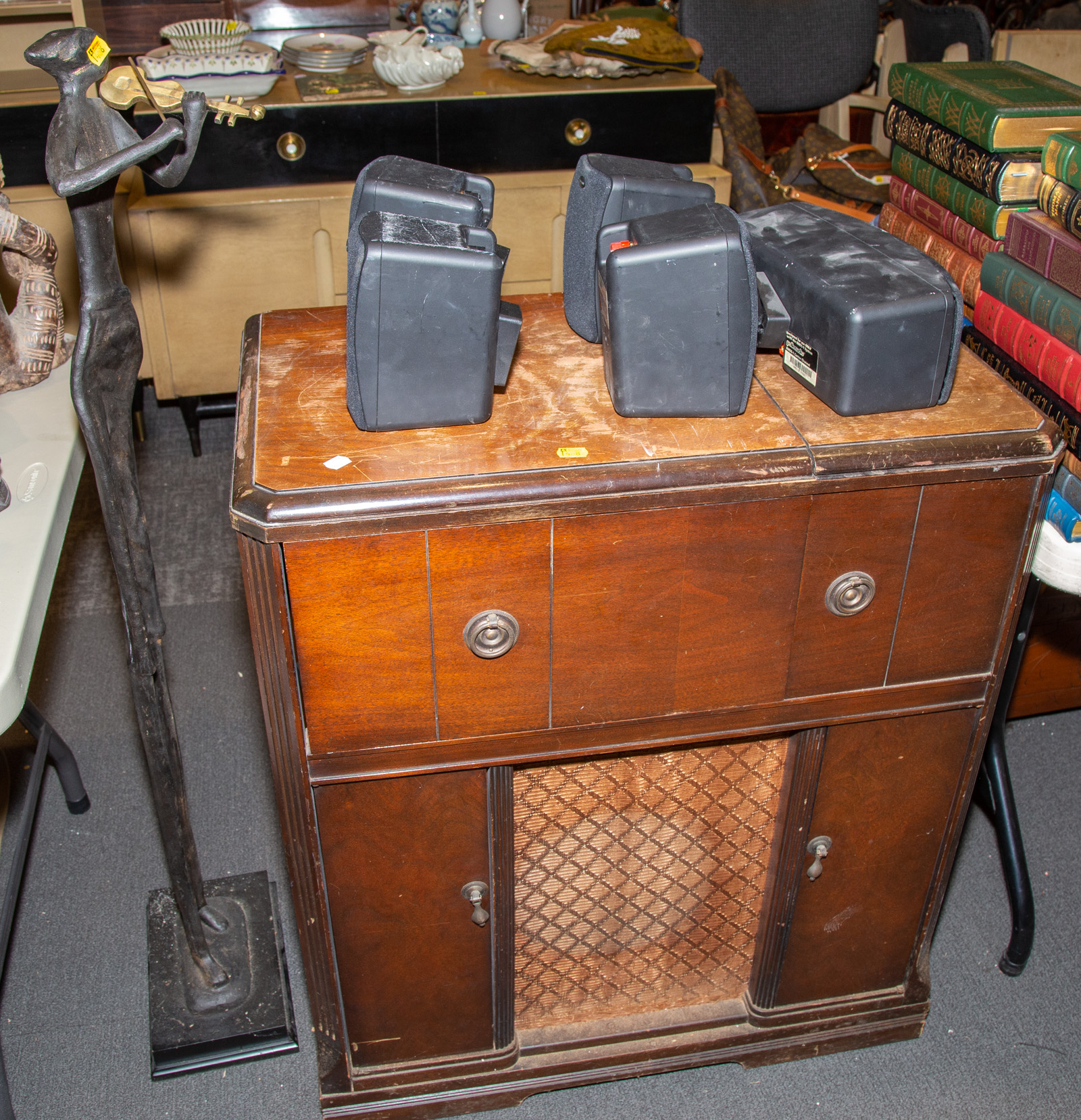 VINTAGE RADIO/RECORD PLAYER & METAL