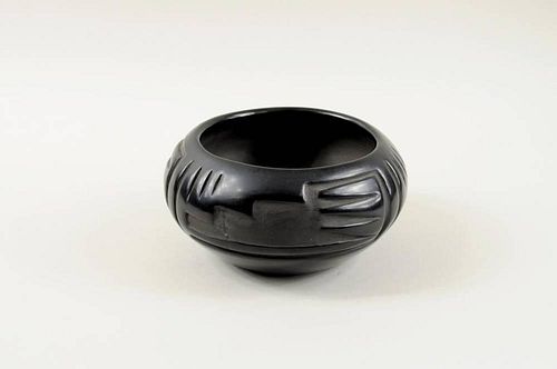 VINTAGE SANTA CLARA CARVED POT BY