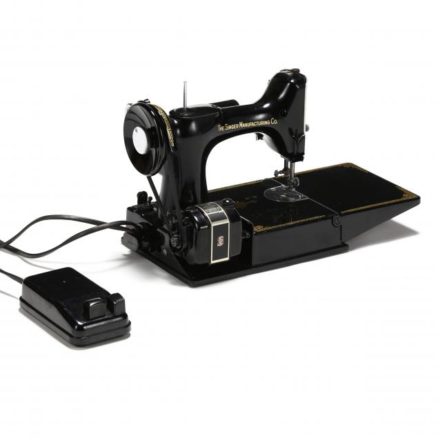 VINTAGE SINGER FEATHERWEIGHT 221