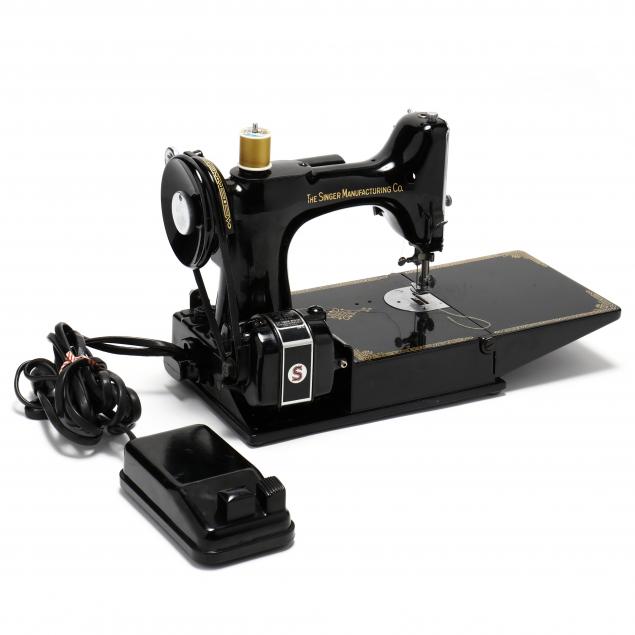 VINTAGE SINGER FEATHERWEIGHT 221