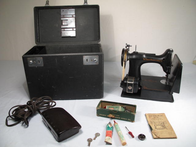 Vintage Singer ''Featherweight''