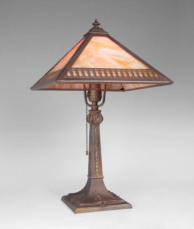 VINTAGE SLAG GLASS TABLE LAMP: