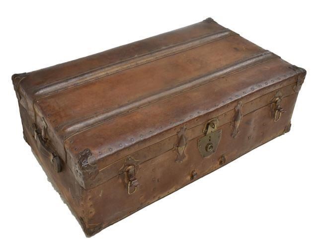 VINTAGE TRAVELING SUITCASE TRUNK