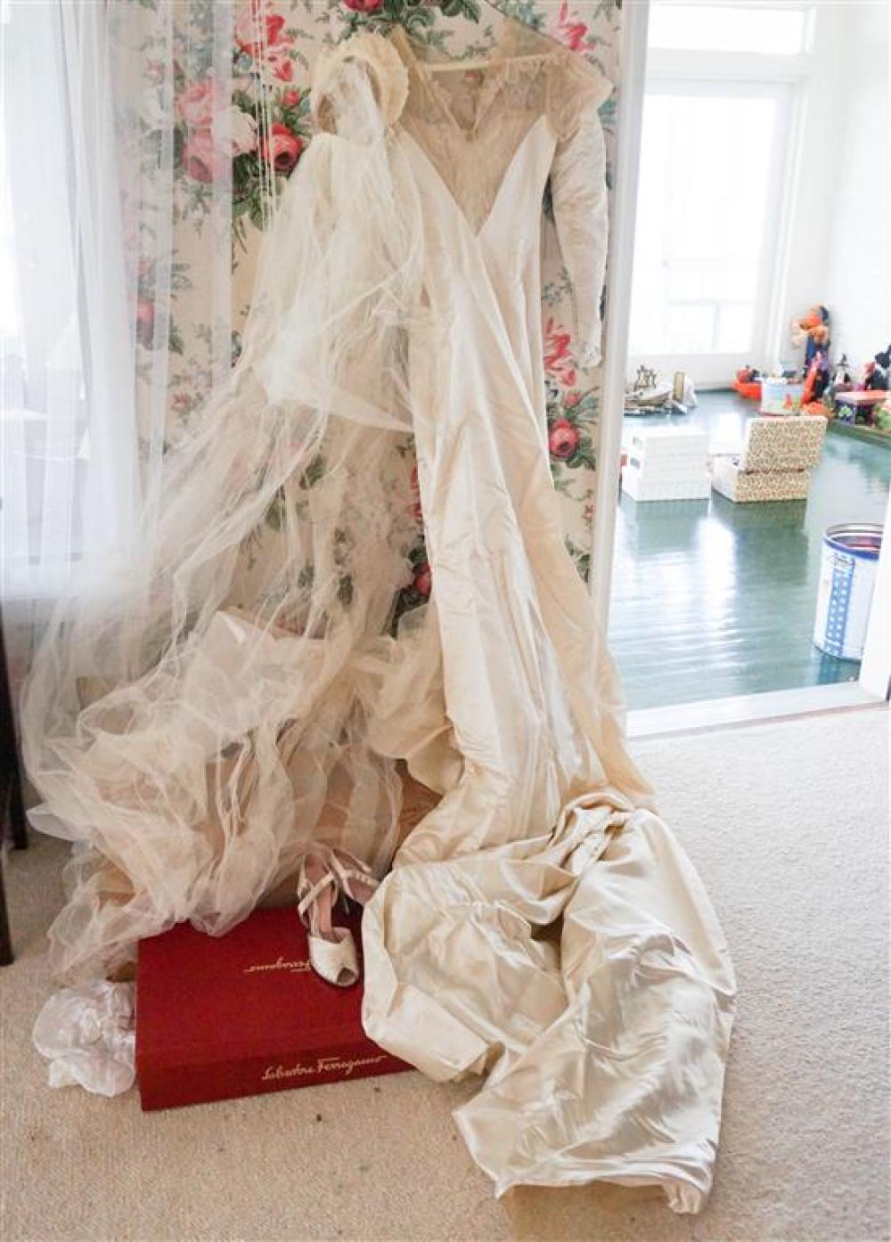VINTAGE WEDDING GOWN AND