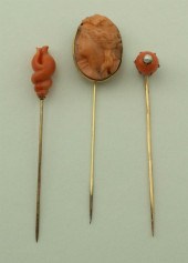 VINTAGE YELLOW GOLD AND CORAL