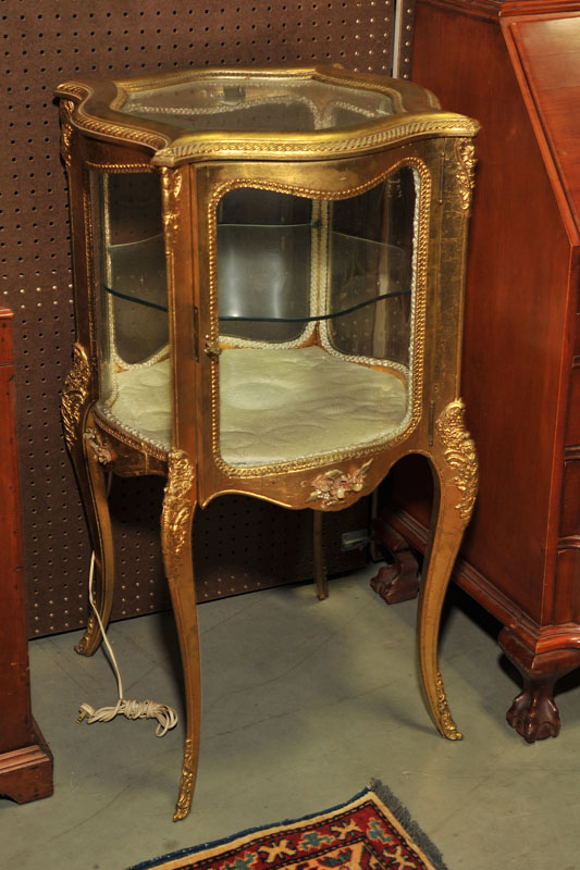 VITRINE. Gold vitrine with curved